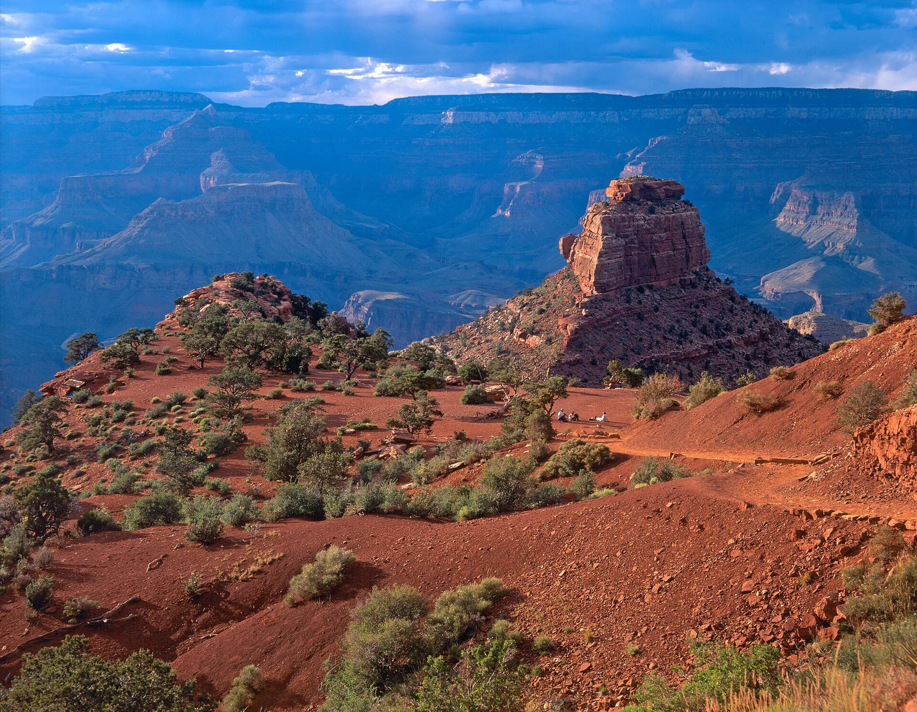 Cedar Ridge from the South Kaibab Trail in Grand Canyon National Park, Arizona.